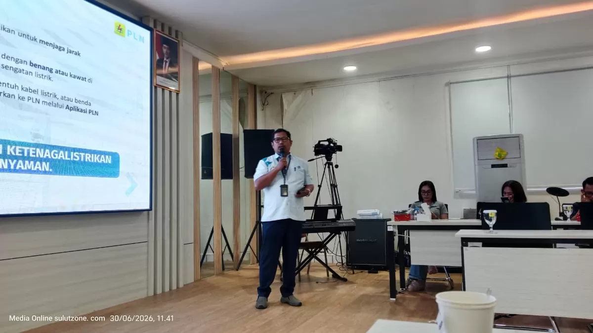 Bahaa main layangan di dekat kabel Listrik (Dok. Dedy Manlesu / Sulutzone.com)