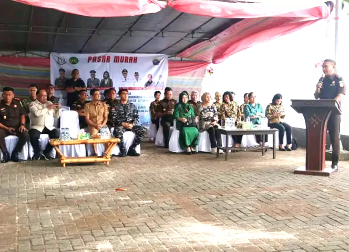Kepala Kejaksaan Tinggi (Kajati) Sulawesi Utara, Jacob Hendrik Pattipeilohy, S.H., M.H. dalam  sambutan pada giat pembagian sembako di pantai indah Melonguane Talaud (Nelson Sangadi)