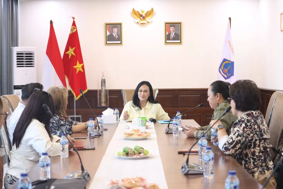 Ibu Anik Yulius Selvanus Kembali Menjadi Desainer batik TIFF (Dok. Pemprov Sulut/Ist)