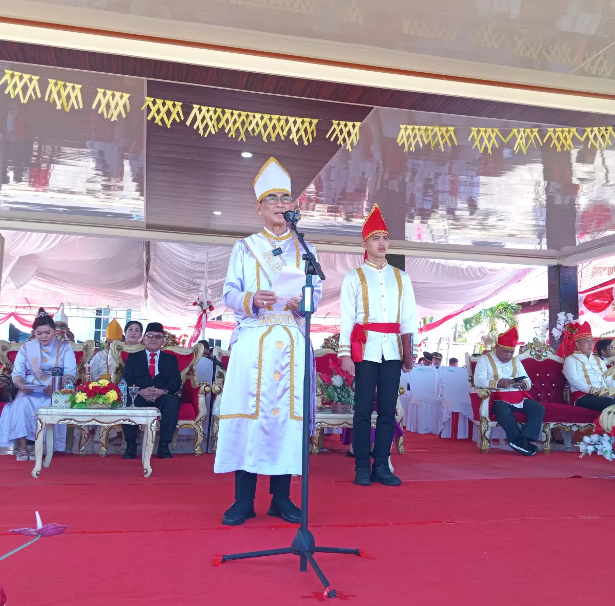 Bupati Kabupaten Kepulauan Talaud, Welly Titah bertindak sebagai inspektur upacara dalam rangka Hari Ulang Tahun yang ke 24 Tahun di lapangan Rumah Dinas Bupati (Nelson Sangadi)