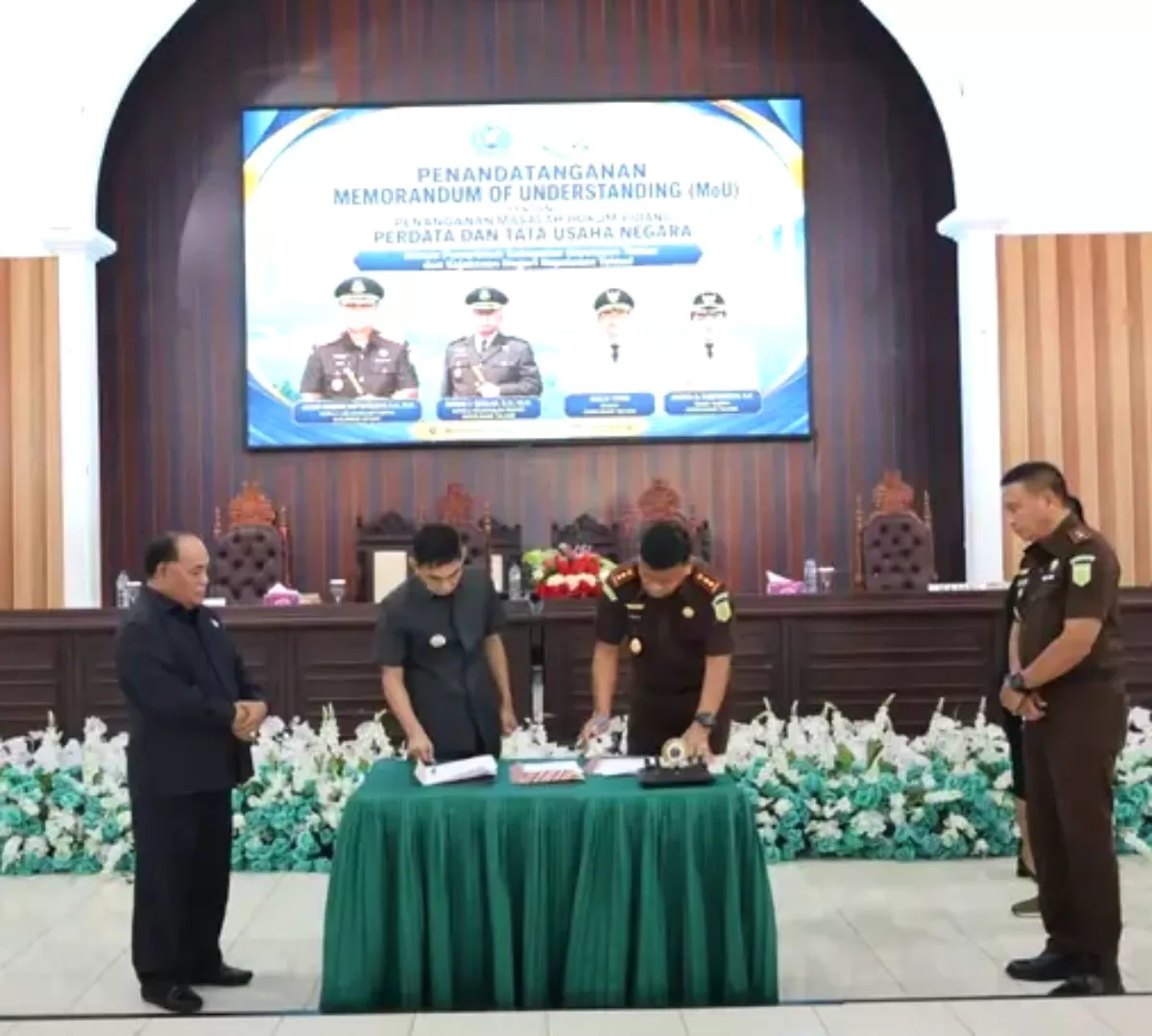 Bupati Kabupaten Kepulauan Talaud, Welly Titah menandatangani Nota Kesepahaman (MoU) dengan Kejaksaan Negeri (Kejari) Kepulauan Talaud, Edwin I. Beslar, SH, MH, di saksikan oleh Kepala Kejaksaan Tinggi (Kajati) Sulawesi Utara, Jacob Hendrik Pattipeilohy, S.H., M.H dan Ketua DPRD Kabupaten Kepulauan  (Nelson Sangadi)
