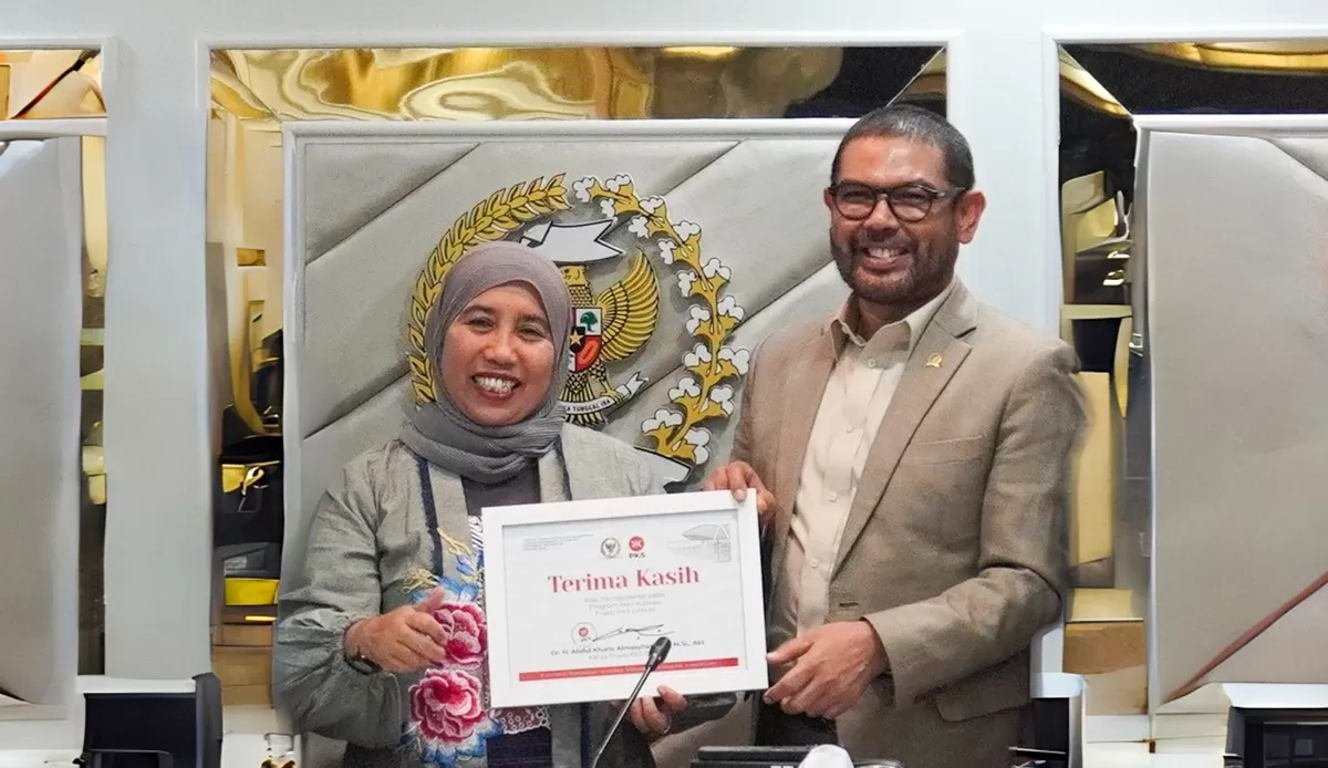 Fasilitator Nasional IRI Indonesia, Hening Parlan, saat menerima taliasih dari Nasir Djamil, Anggota Baleg DPR RI dari Fraksi PKS, usai melakukan audiensi tentang RUU Masyarakat Adat, bersama Koalisi Kawal RUU Masyarakat Adat, di ruang Sekretariat Fraksi PKS, Gedung DPR RI, Kamis, 2 Juli 2026 (Dok IRI Indonesia/Fajar)