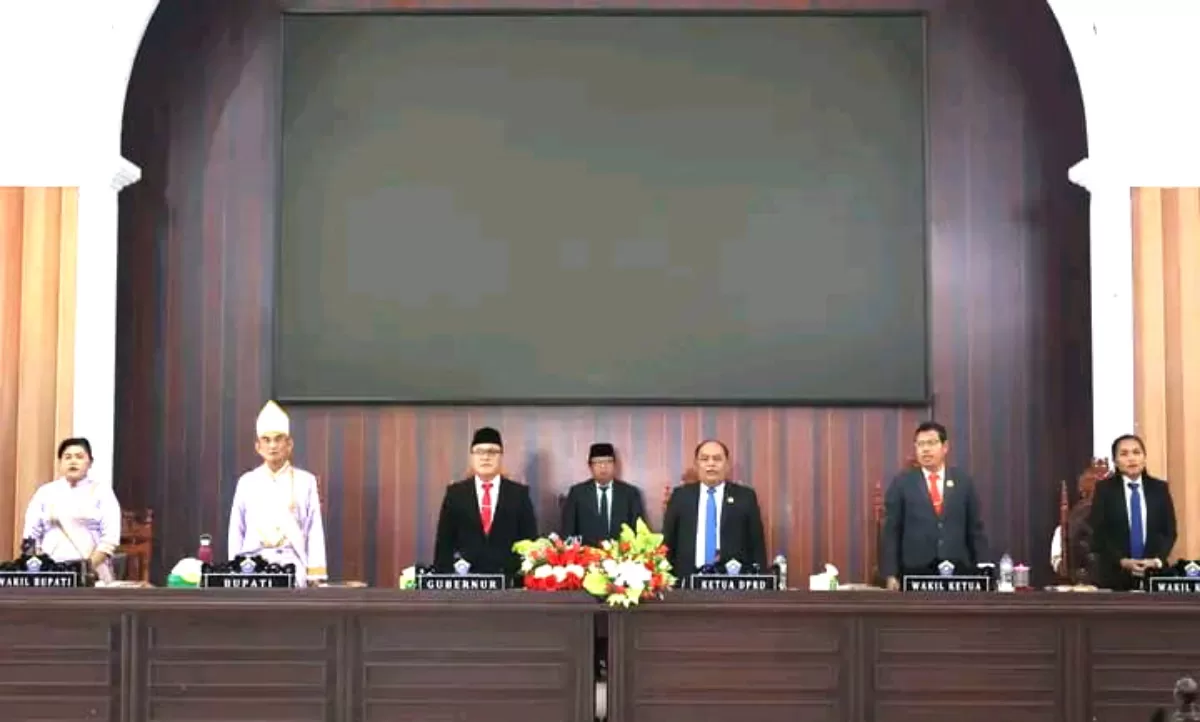 Ketua DPRD Drs. Engelbertus Tatibi, ME, Pimpin Rapat Paripurna dalam rangka HUT Daerah Ke-24, bersama Kepala Biro Pemerintahan dan Otonomi Daerah Sekretariat Daerah Provinsi Sulut Bapak Drs. Andra Mawuntu, Bupati Kepulauan Talaud Bapak Welly Titah, Wakil Bupati Ibu Anisya G. Bambungan, SE, Wakil Ket (Dinas Kominfo Talaud)