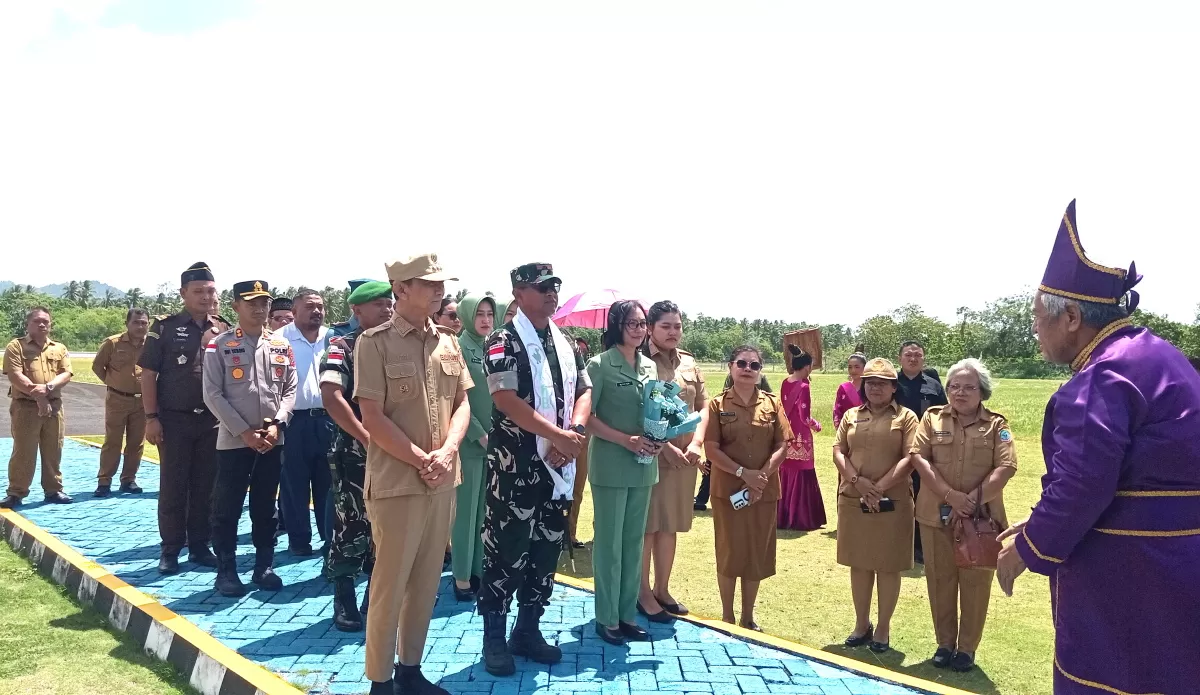 Komandan Resor Militer (Danrem) 131/Santiago, Brigjen TNI Yuri Elias Mamahi, S.I.P., M.Han., bersama Ketua Persit Kartika Chandra Kirana Koorcab Rem 131 PD XIII/Merdeka, Ny. Evy Yuri Elias Mamahi, disambut hangat oleh Bupati Welly Titah, Wakil Bupati Anisya Gretsya Bambungan, SE, serta seluruh unsur (Nelson Sangadi)