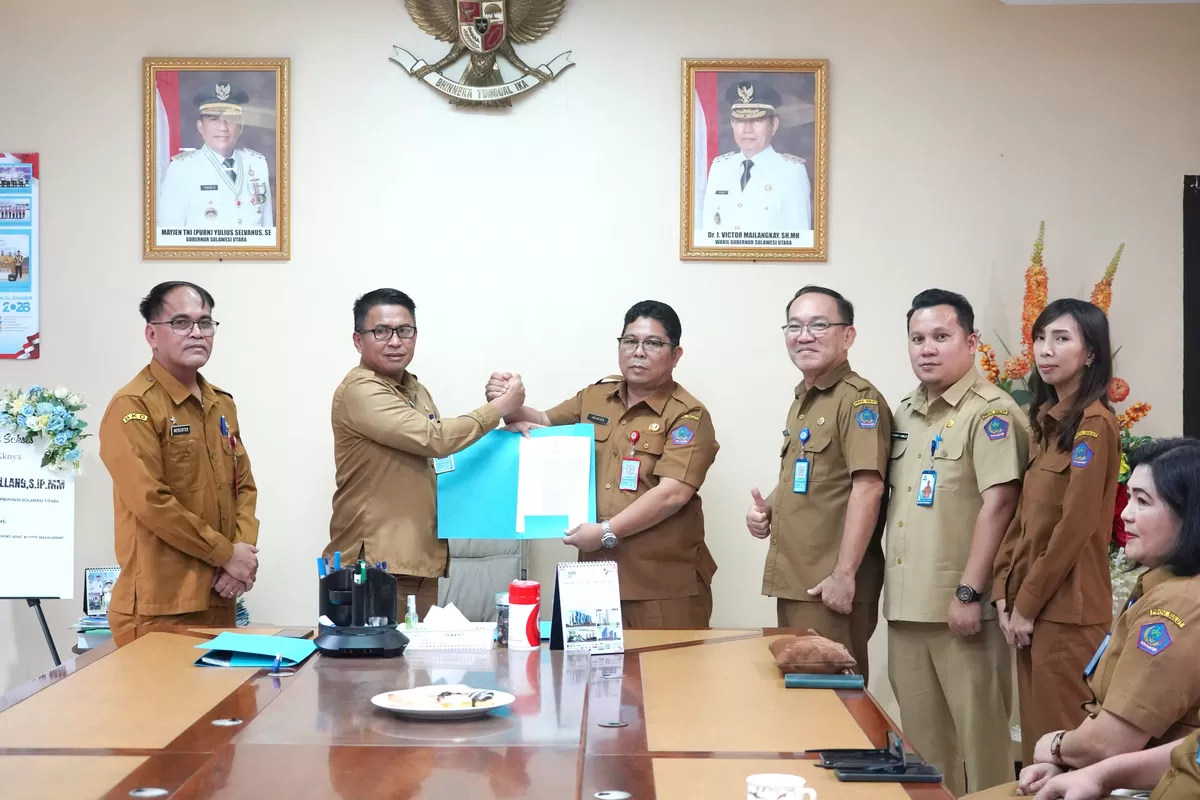 Sekprov Sulut Serahkan SK Plt. Kadis ESDM Sulut ke Reiner Dondokambey (Dok. Istimewa)
