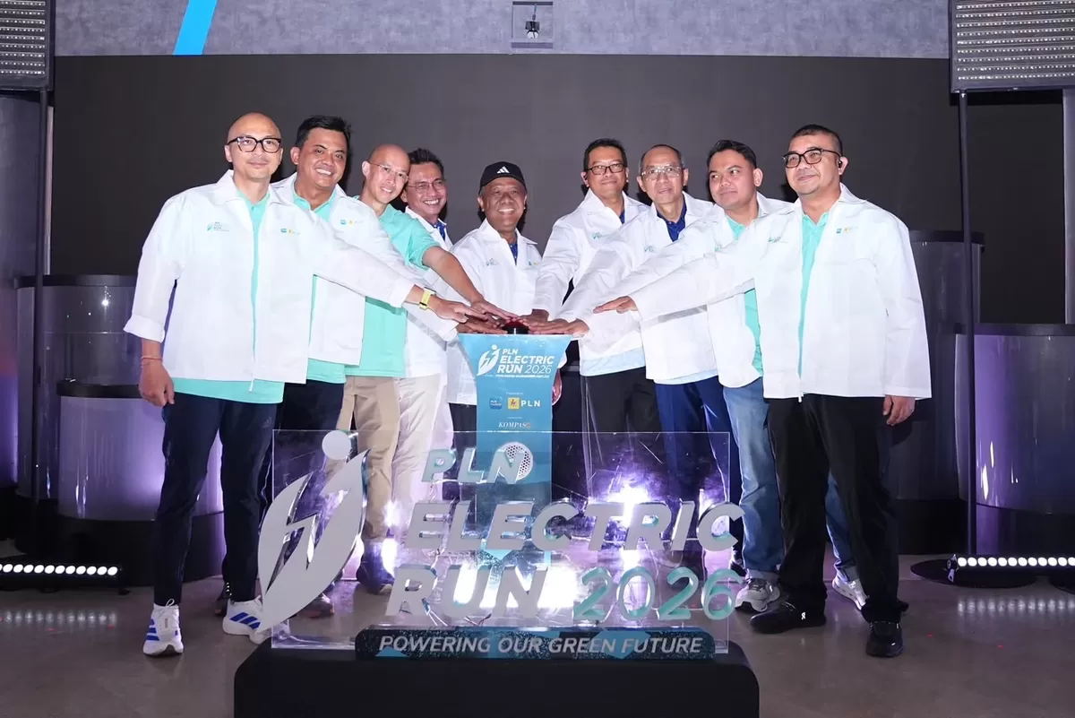 Wakil Direktur Utama PLN, Yusuf Didi Setiarto (tengah) bersama Direktur Manajemen Risiko PLN, Denny Triyanto (kiri), Direktur Retail dan Niaga PLN, M. Fahrur Rozy (kedua dari kiri), Direktur Perencanaan Korporat dan Pengembangan Bisnis PLN, Rakhmad Dewanto Haris (keempat dari kiri), Direktur Keuanga