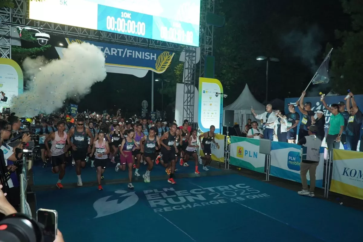 Para peserta memadati garis _start_ saat _flag off_ PLN Electric Run 2025 di kawasan Indonesia Convention Exhibition (ICE) Bumi Serpong Damai, Tangerang tahun 2025. Pada gelaran tersebut, lebih dari 7.500 peserta yang terbagi dalam 3 kategori, yakni 5K, 10K, dan _half marathon_ ikut dalam ajang lari