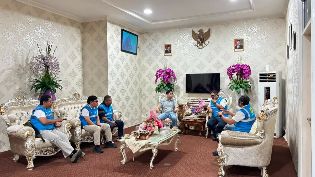 General Manager PLN UID Suluttenggo Usman Bangun (tengah/kiri) bersama Bupati Kepulauan Sangihe Michael Thungari (tengah/kanan) saat menggelar pertemuan silaturahmi dan koordinasi strategis di Rumah Jabatan Bupati Sangihe, Tahuna, Senin (27/7/2026). (Dok. Istimewa/PLN)