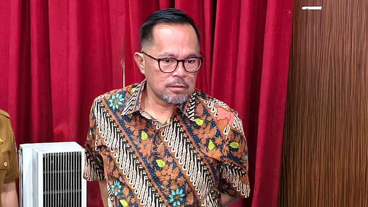 Wakil Wali Kota Manado, dr. Richard Sualang, saat memberikan keterangan kepada awak media. Ia mengingatkan warga agar waspada terhadap potensi kebakaran lahan selama musim kemarau. ( (Foto/Dok. Istimewa))