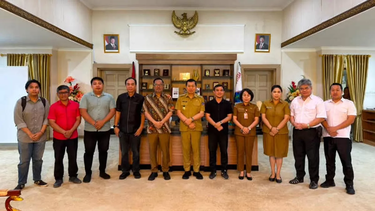 Wakil Gubernur Sulut Dr. J. Victor Mailangkay saat menerima jajaran Panitia PSR Sinode GMIM 2026 yang dipimpin Ketua Umum Pnt. dr. Richard Sualang di Kantor Gubernur Sulut.  ((Foto/Dok. Istimewa))