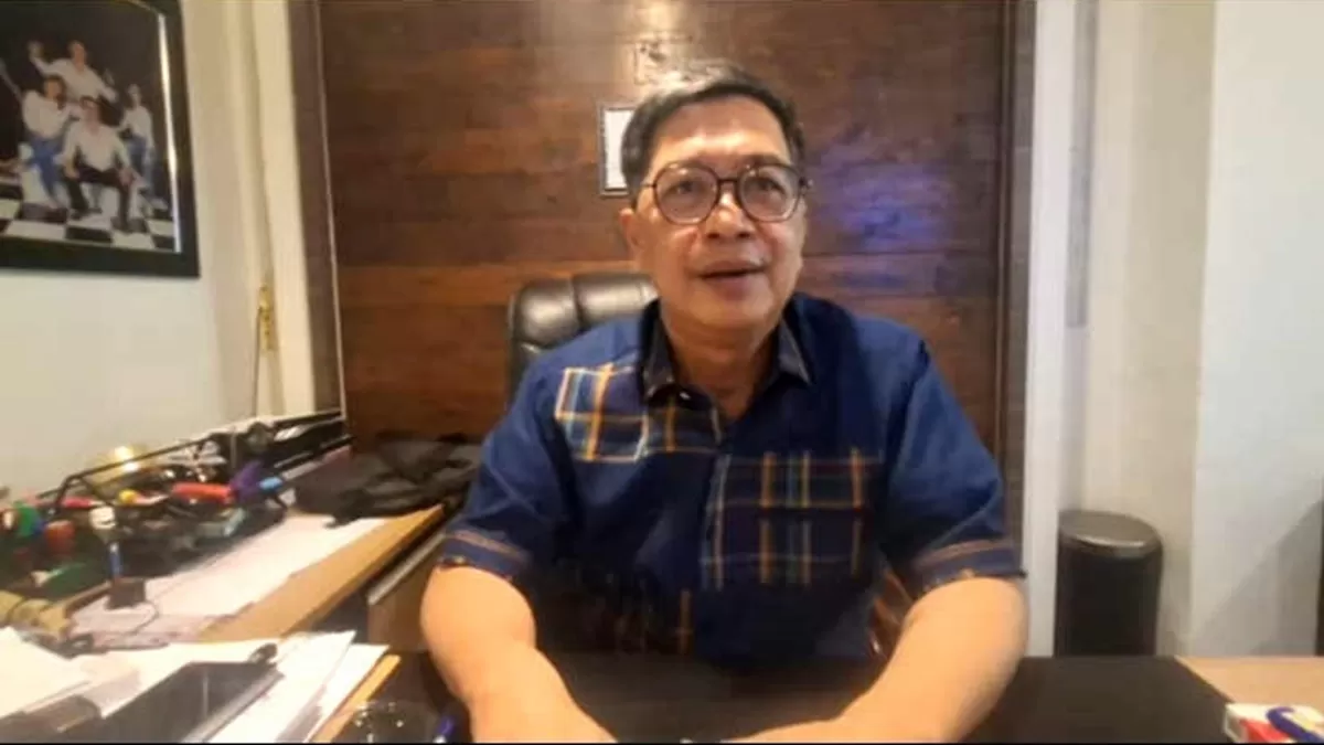 Direktur Utama Perumda Pasar Manado, Lucky Senduk, saat memberikan keterangan pers terkait aksi demonstrasi berujung ricuh di area pasar. ((Foto/Dok. Istimewa))