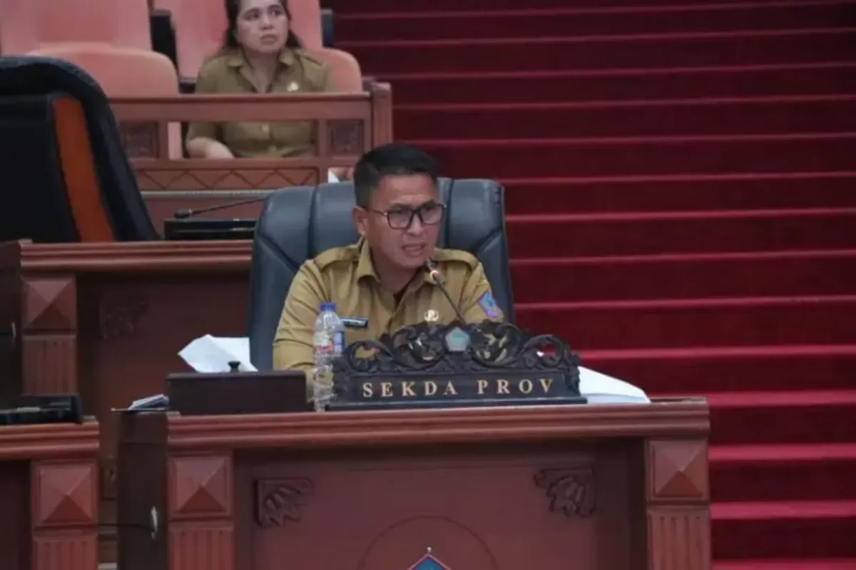 Sinergi Eksekutif dan Legislatif: Sekretaris Daerah Provinsi Sulawesi Utara Tahlis Gallang menyampaikan paparan dalam pembahasan Kebijakan Umum Anggaran dan Prioritas Plafon Anggaran Sementara (KUA-PPAS) TA 2027 di Kantor DPRD Sulut, Manado, Selasa (28/7/2026). (Dok. Istimewa/kawanuainfo.com)