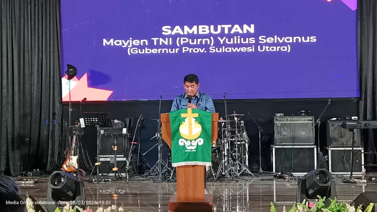 Keterangan Foto: Gubernur Sulawesi Utara, Yulius Selvanus, saat memberikan sambutan dan pesan mendalam bagi ribuan remaja dalam pembukaan resmi Pesta Seni Remaja (PSR) Sinode GMIM 2026 di Aula Mapalus Kantor Gubernur, Selasa (28/7/2026).  ((Foto/Dok. Istimewa))