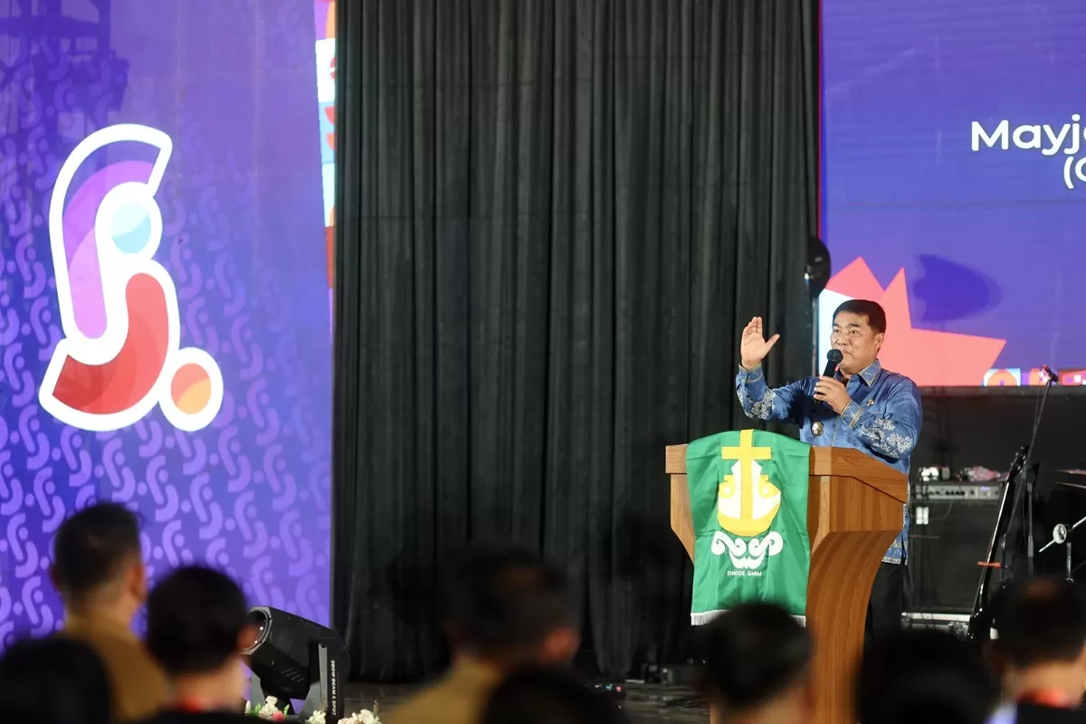 Gubernur Sulawesi Utara, Mayjen TNI (Purn) Yulius Selvanus, S.E. saat membuka Pesta Seni Remaja Sinode GMIM 2026. (Dok, Istimewa/Pemprov Sulut)
