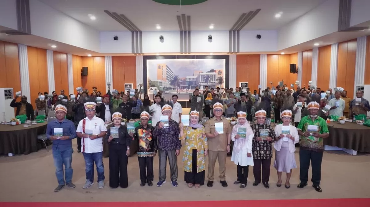 Para peserta Launching Chapter IRI Indonesia Papua Barat Daya bersama para tokoh lintas iman memegang Buku Panduan Pelindungan HUtan Tropis Perspektif Lintas Iman, di Unimuda Convention Center (UCC) gedung pasca Sarjana Universitas Pendidikan Muhammadiyah (UNIMUDA) Sorong 28 Juli 2026. Foto: Dok IRI