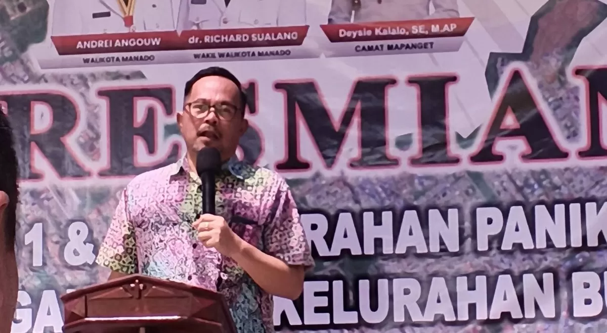 Wakil Wali Kota Manado dr. Richard Sualang saat meresmikan enam lingkungan baru di Perumahan Griya Paniki Indah (GPI), Kecamatan Mapanget, serta menyerahkan SK kepada para ketua lingkungan sementara. (istimewa/facebook)