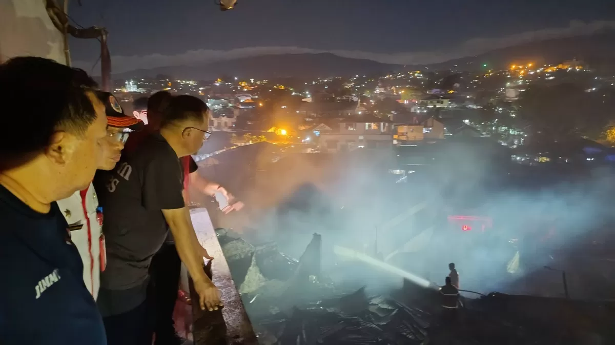 Foto : Peristiwa kebakaran pemukiman warga Pakowa. Pemkot Manado imbauan kewaspadaan di Musim Panas Ini (Dok Istimewa/Tribun)