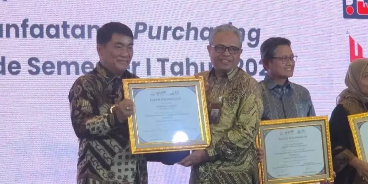 Gubernur Sulawesi Utara, Mayjen TNI (Purn) Yulius Selvanus, S.E., saat menerima penghargaan nasional dari LKPP RI di ajang ICEF 2026 di Jakarta.  ((Foto: Dok. Istimewa))