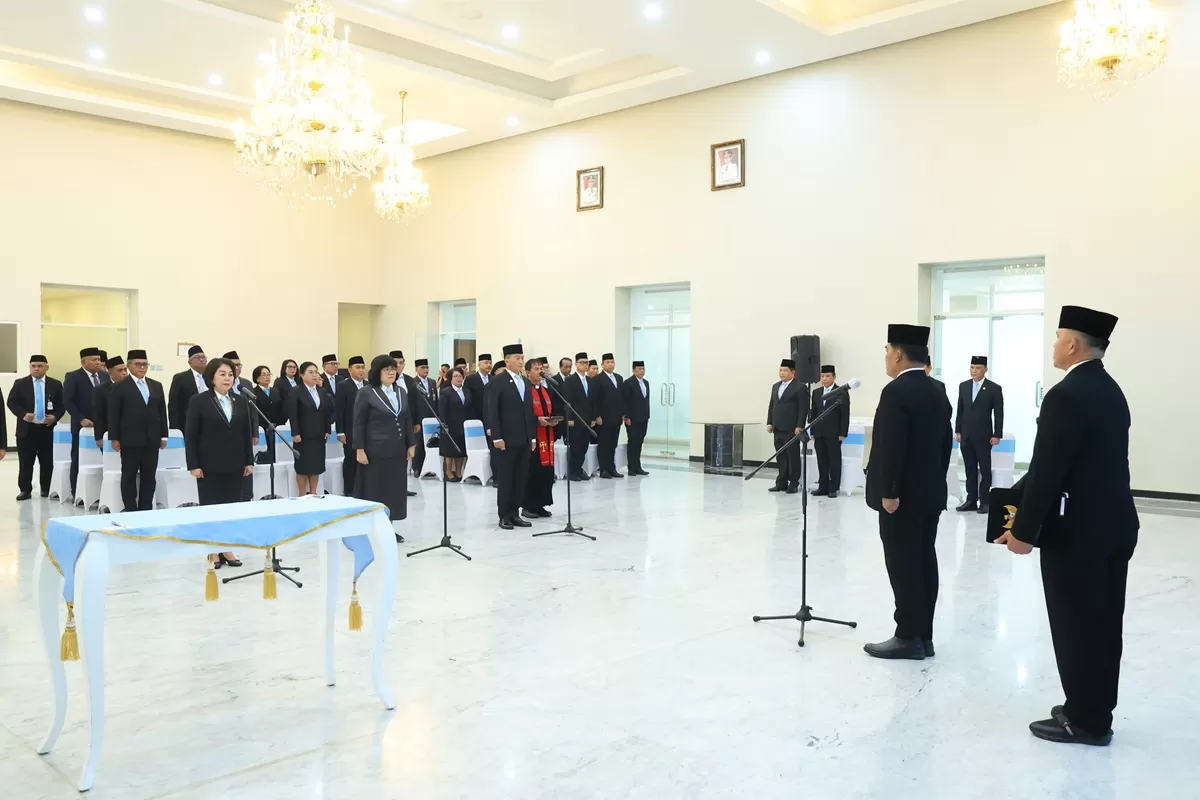 Gubernur Sulawesi Utara Yulius Selvanus, S.E., saat melantik tiga Pejabat Pimpinan Tinggi Pratama di Wisma Negara Bumi Beringin, Manado. (Istimewa/Pemprov Sulut)