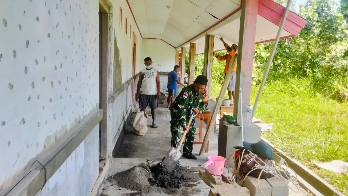Babinsa Koramil 04/Rainis bersama anggota Satgas dan warga masyarakat bergotong royong dalam program karya bakti renovasi gedung SMK-7 Dapihe, Kecamatan Tanpan'amma, Kabupaten Kepulauan Talaud, Selasa (4/8/2026).  ((Foto: Dok. Istimewa))