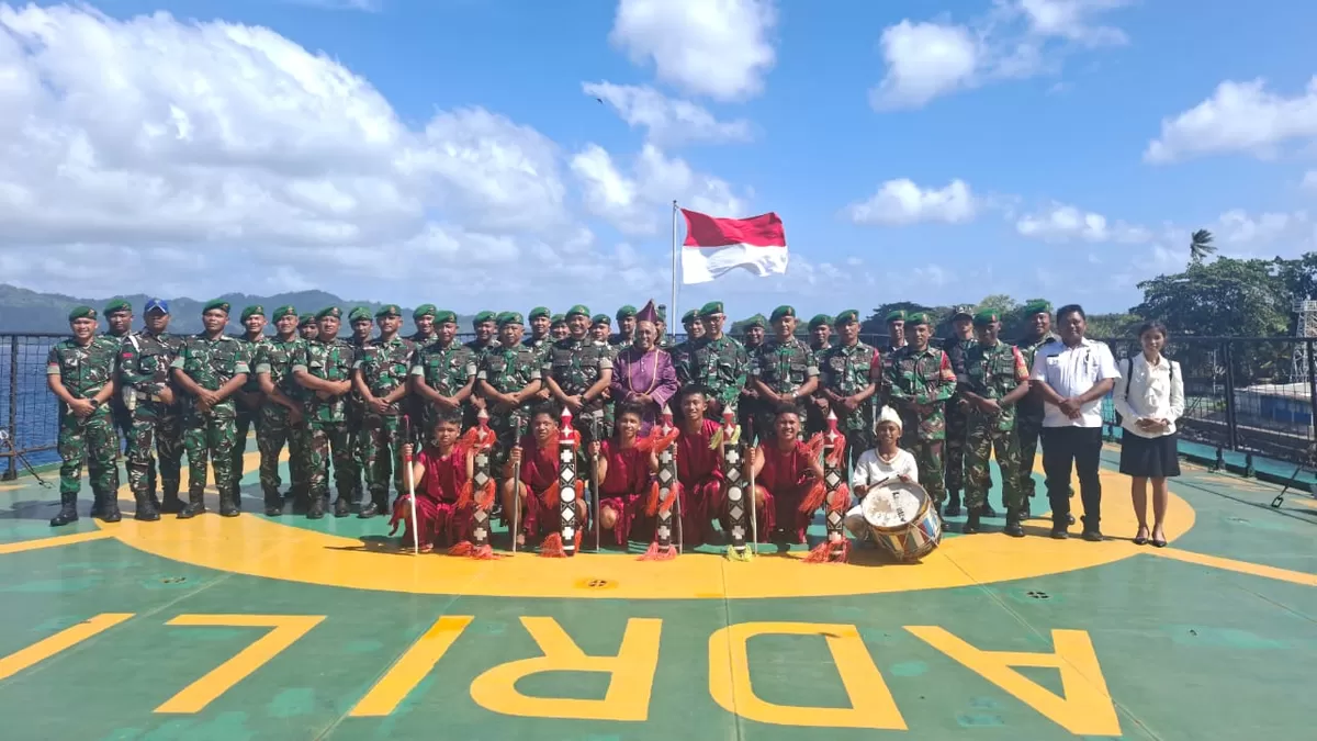 Personel Kodim 1312/Talaud bersama unsur pemerintah dan tokoh adat saat menghadiri penjemputan Kapal ADRI-LI di Pelabuhan Melonguane. (Istimewa)