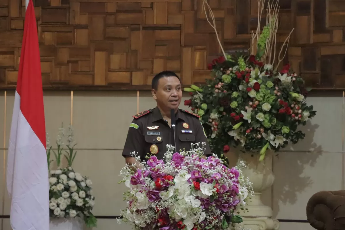 Kepala Kejaksaan Tinggi Sulawesi Utara, Jacob Hendrik Patti Peilohy, S.H., M.H., saat memberikan sambutan dalam kegiatan di Hotel Sutan Raja Kotamobagu. (Istimewa)