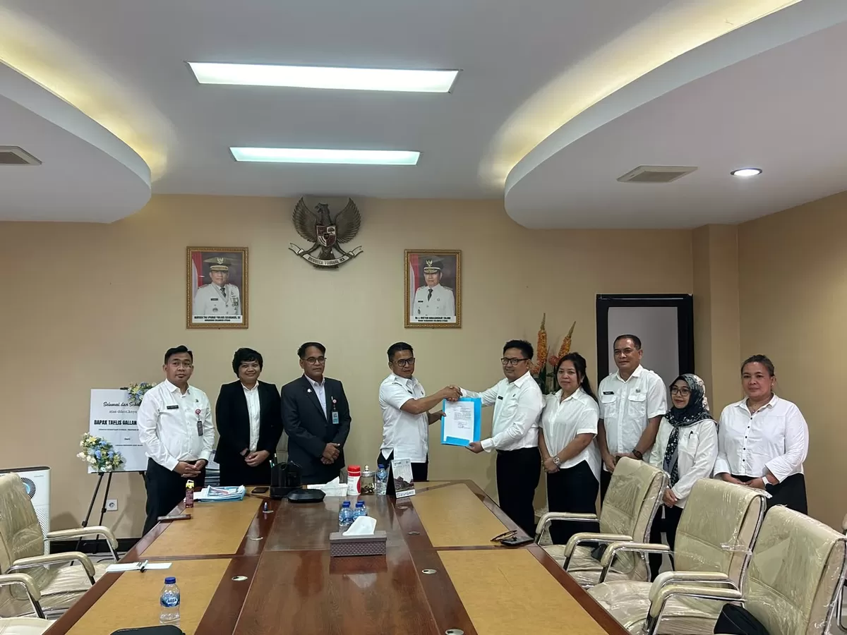Penyerahan SK Pelaksana Tugas Kepala Dinas PUPRD Sulut kepada Hendry Ronny Rondonuwu, ST, oleh Sekprov Sulut Tahlis Gallang di Manado. (Istimewa)