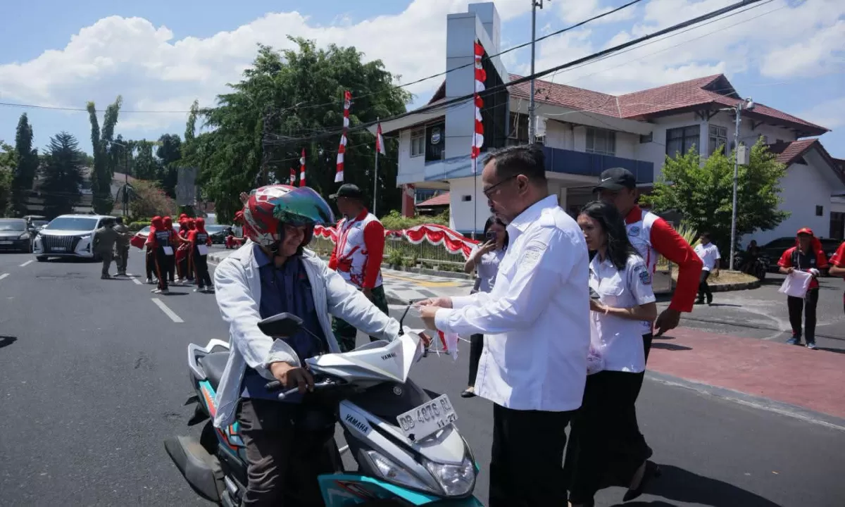 Wawali manado bagikan bendera merah putih ke pengendara bermotor