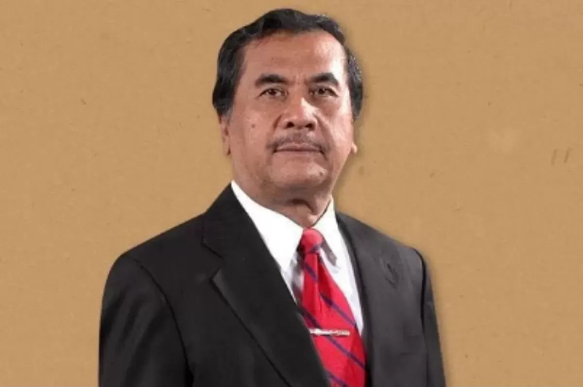 Mantan Hakim MK Maruarar Siahaan. Menurutnya, setelah adanya Putusan MK, dakwaan penuntut umum yang unsur kerugian negaranya hanya didasarkan pada audit BPKP seyogianya dinyatakan tidak terbukti dan terdakwa dilepaskan dari tuntutan hukum.