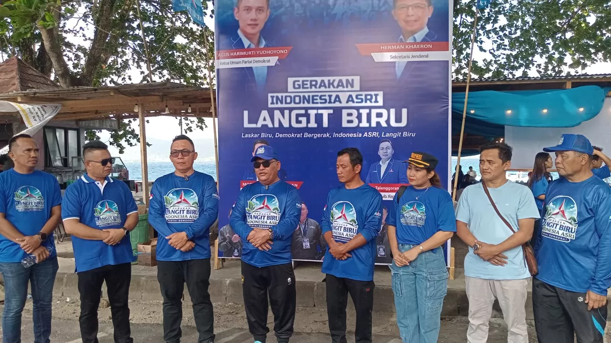 Jajaran pengurus dan Anggota DPRD Fraksi Partai Demokrat Talaud bersama masyarakat saat menggelar aksi kerja bakti pembersihan sampah di Pantai Indah Melonguane. (Istimewa)