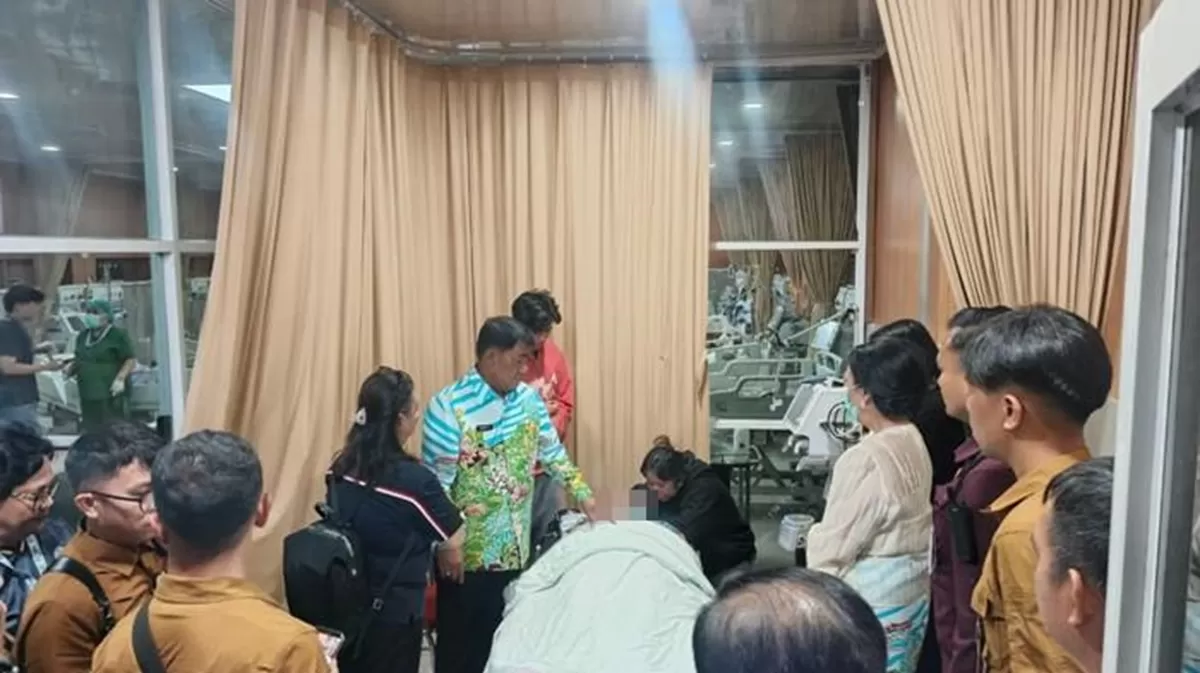 Gubernur Sulawesi Utara Yulius Selvanus Komaling (YSK) saat mendoakan langsung jenazah Kepala Dinas Perkebunan Sulut, almarhum Darwin Muksin, S.Sos., MM, di RS Bethesda Tomohon, Sabtu (8/8/2026). (Foto: Dok. Tim YSK)