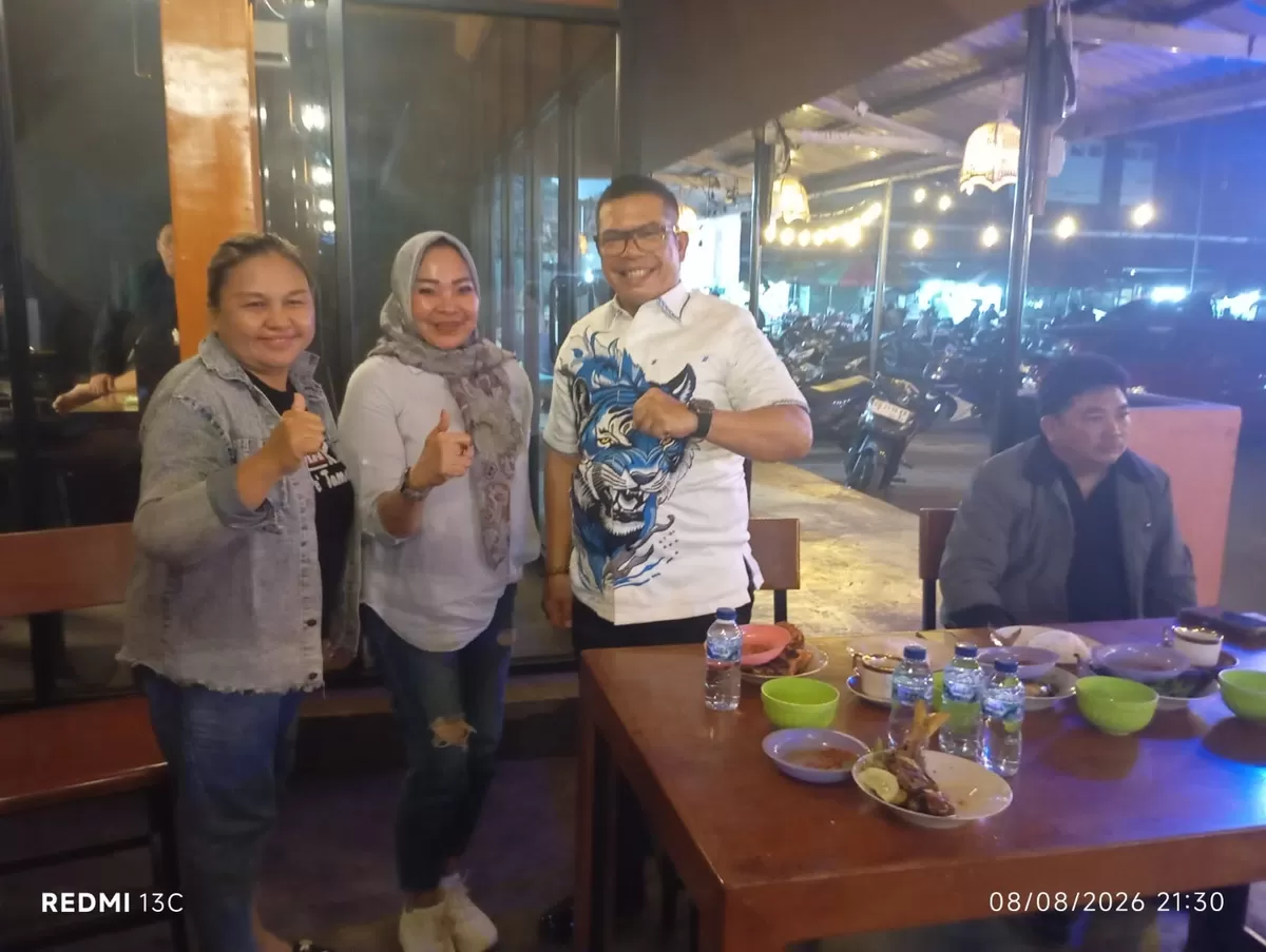 Kapolres Boltim AKBP Golffried Hasiholan Pakpahan saat berdiskusi dan bersilaturahmi bersama wartawan di Cafe Blackswan, Sabtu (8/8/2026). ((Foto: Dok. Humas Polres Boltim))