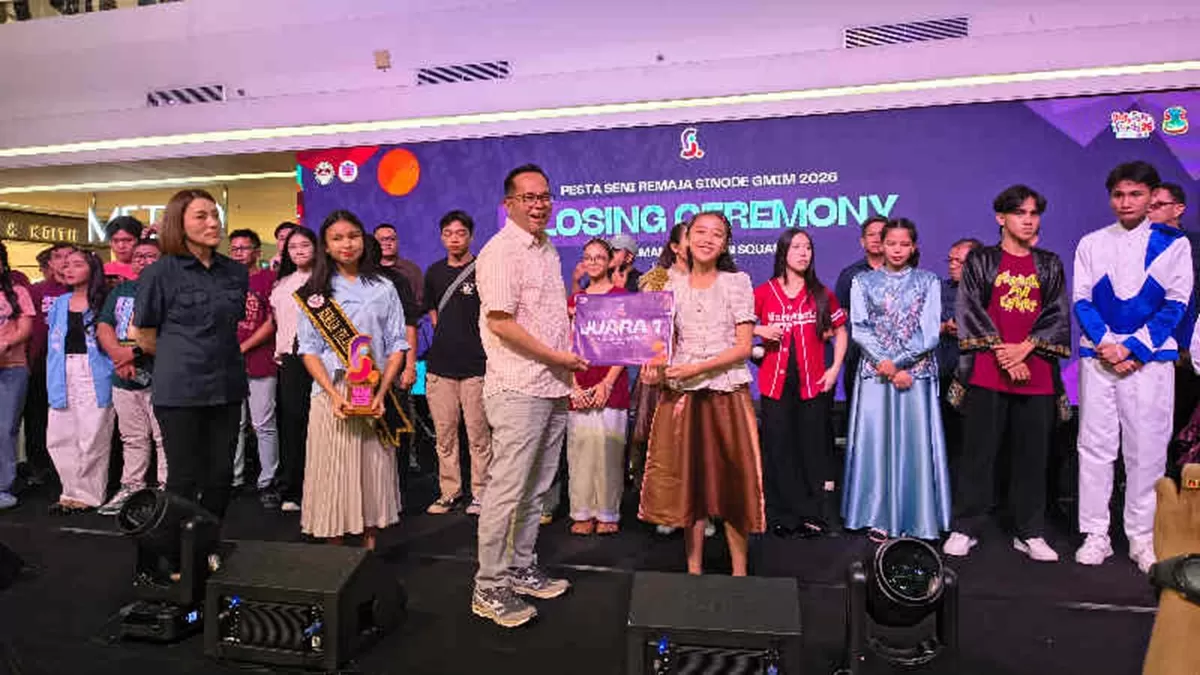 Ketua Umum Panitia PSR GMIM 2026, Pnt. dr. Richard Sualang, menyerahkan hadiah secara simbolis kepada salah satu pemenang perlombaan dalam acara closing ceremony di Atrium Mantos 3, Manado. (Foto: Dok. EkuatorNews.com)