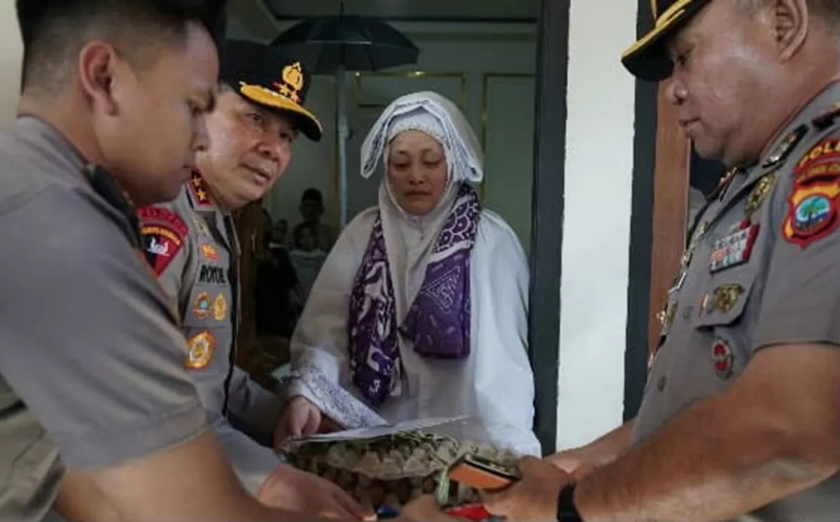 Foto: Kapolda Sulawesi Utara Irjen Pol Roycke Harry Langie didampingi jajaran Forkopimda saat melayat ke rumah duka korban musibah Kejurda Open Tournament Tidar Drag Race 2026 di Kotamobagu, Senin (10/8/2026). (Foto: Dok. Istimewa)