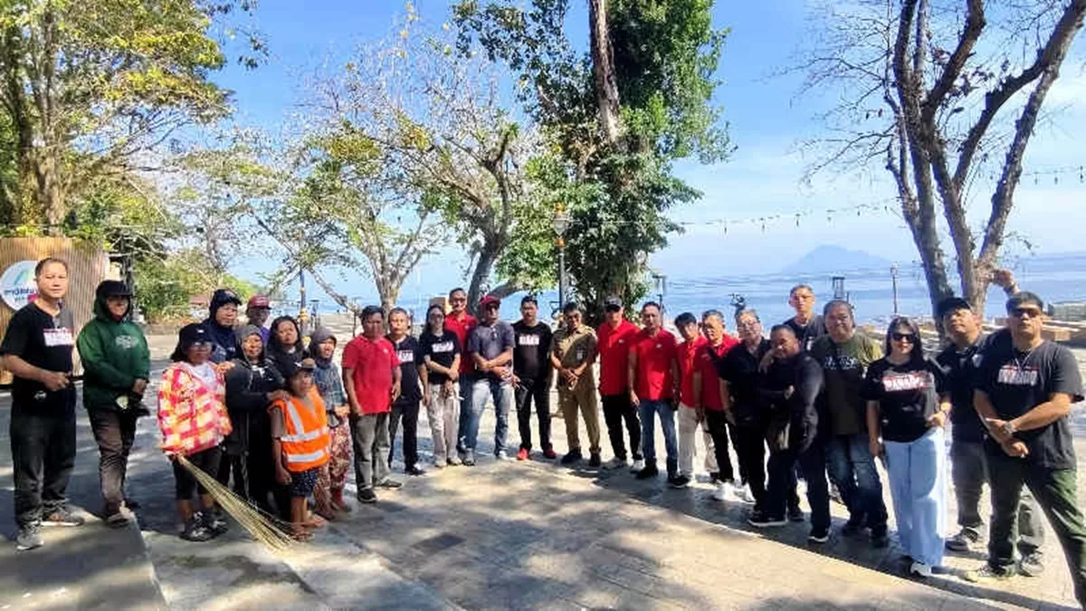 Foto: Anggota Aliansi Pers Manado (APM) bersama Camat Malalayang Yusuf Kopitoy menggelar aksi sosial pembersihan sampah di kawasan pesisir Malalayang Beach Walk (MBW) dalam rangka memperingati HUT ke-5 APM, Selasa (11/8/2026). (Foto: Dok. Aliansi Pers Manado)