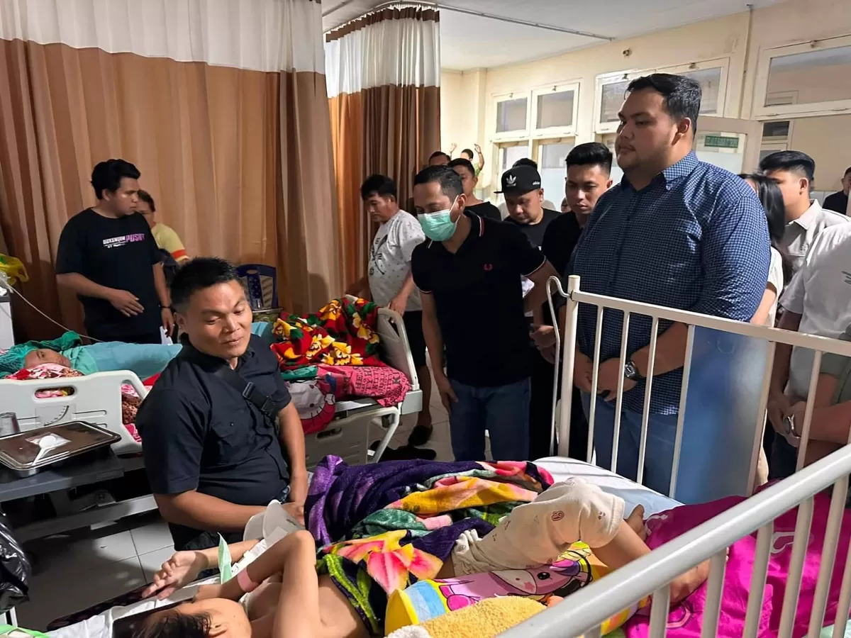 Ketua Tidar Sulut, Standius Bara Prima jenguk korban Drag Race Maut di RSUP Prof Kandouw Malalauang (Dok. Istimewa/facebook)