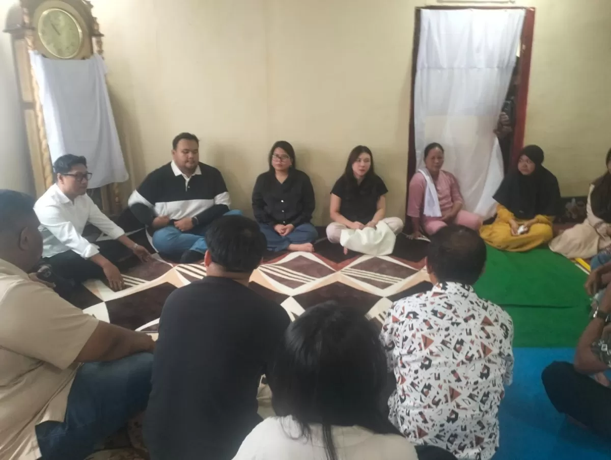 Ketua TIDAR Sulawesi Utara Standius Bara Prima saat melakukan kunjungan takziah dan silaturahmi ke rumah-rumah duka keluarga korban tragedi Drag Race Kotamobagu, Kamis (13/8/2026).  (FOTO : ISTIMEWA)