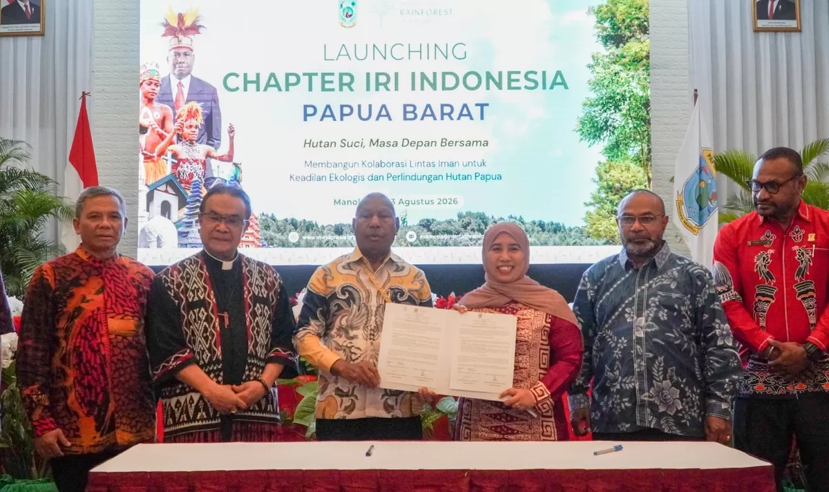 Penandatanganan Nota Kesepahaman antara IRI Indonesia dan Pemerintah Provinsi Papua Barat tentang Penguatan Kolaborasi untuk Pembangunan Berkelanjutan dan Perlindungan Hutan di Papua Barat, Kamis 13 Agustus 2026. (Foto: IRI Indonesia/Fajar)