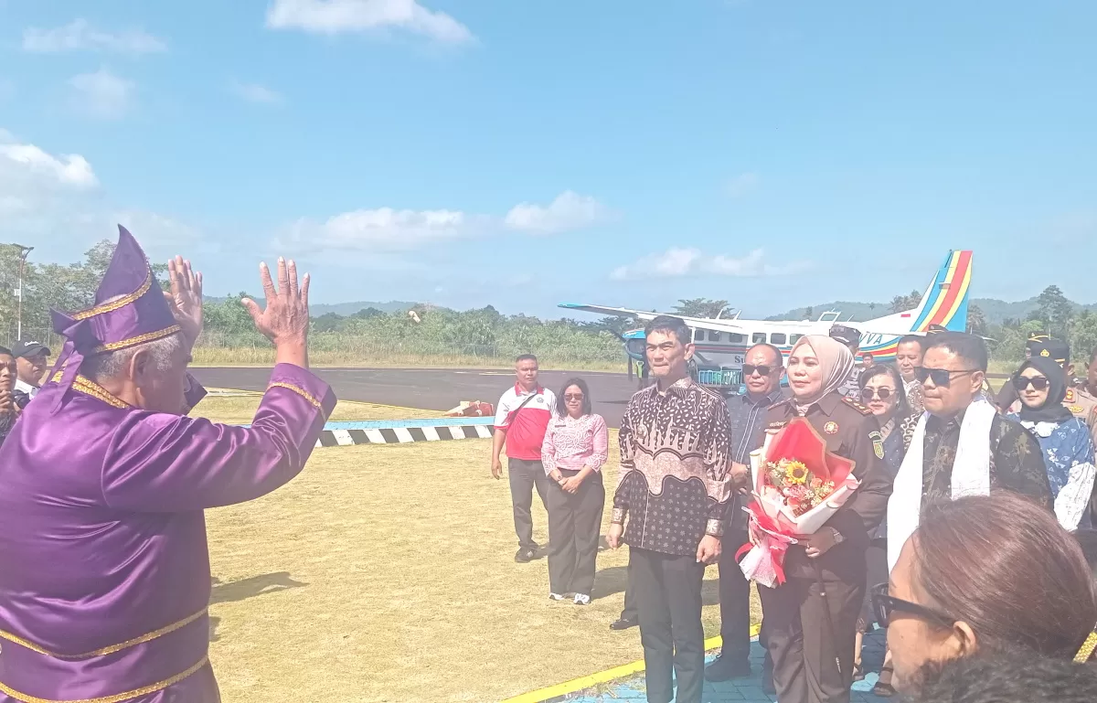 Kejari Kepulauan Talaud, Andi Fitriana, SH, MH di sambut secara adat di bandar udara melonguane (Nelson Sangadi)