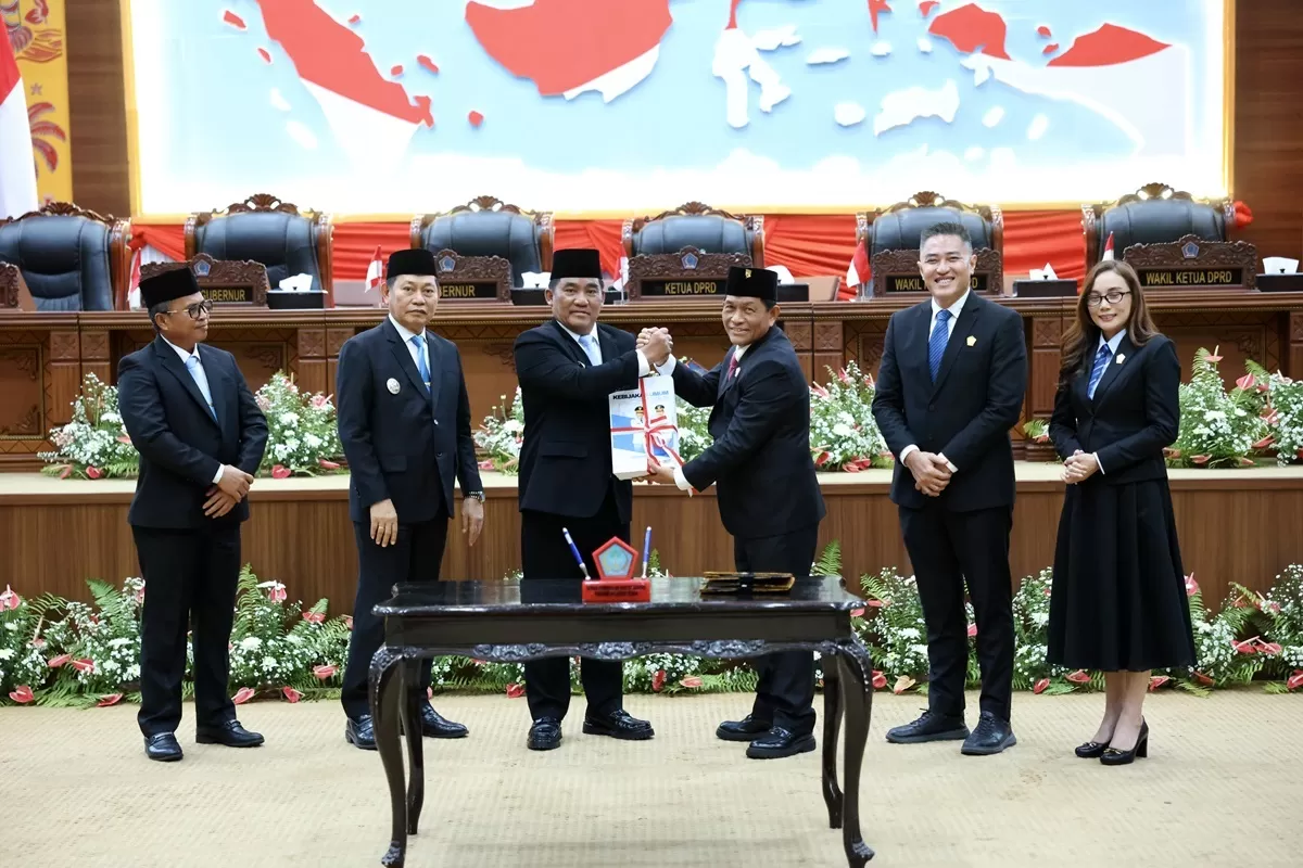 Foto: Gubernur Sulawesi Utara Mayjen TNI (Purn) Yulius Selvanus memberikan sambutan dalam Rapat Paripurna DPRD Provinsi Sulawesi Utara dalam rangka Penandatanganan Nota Kesepakatan KUA dan PPAS Tahun Anggaran 2027 di Ruang Rapat Paripurna DPRD Sulut, Manado, Jumat (14/8/2026). (Foto: Dok. Pemprov Sulut)