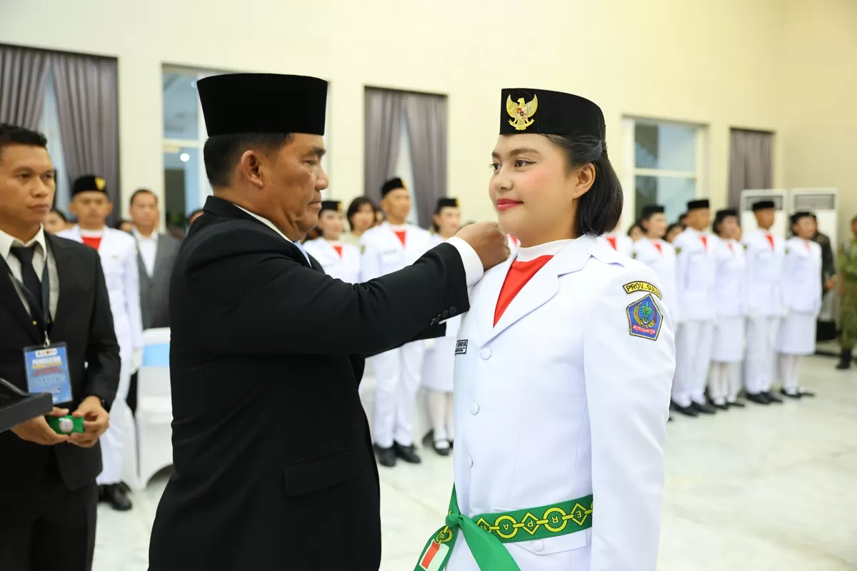 Gubernur Sulawesi Utara Mayjen TNI (Purn) Yulius Selvanus mengukuhkan Anggota Paskibraka Sulut Tahun 2026 di Wisma Negara Bumi Beringin, Manado, Jumat (14/8/2026) (Dok. Humas Pemprov Sulut)