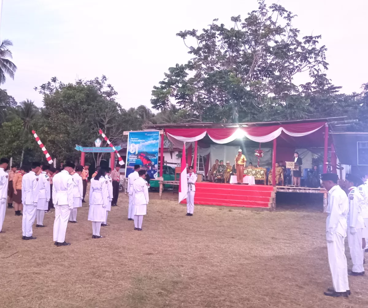Camat Beo Selatan, Mance Dinsing, SP Pimpun acara penamatan pasukan pengibar bendera kecamatan beo selatan  kabupaten talaud (Nelson Sangadi)