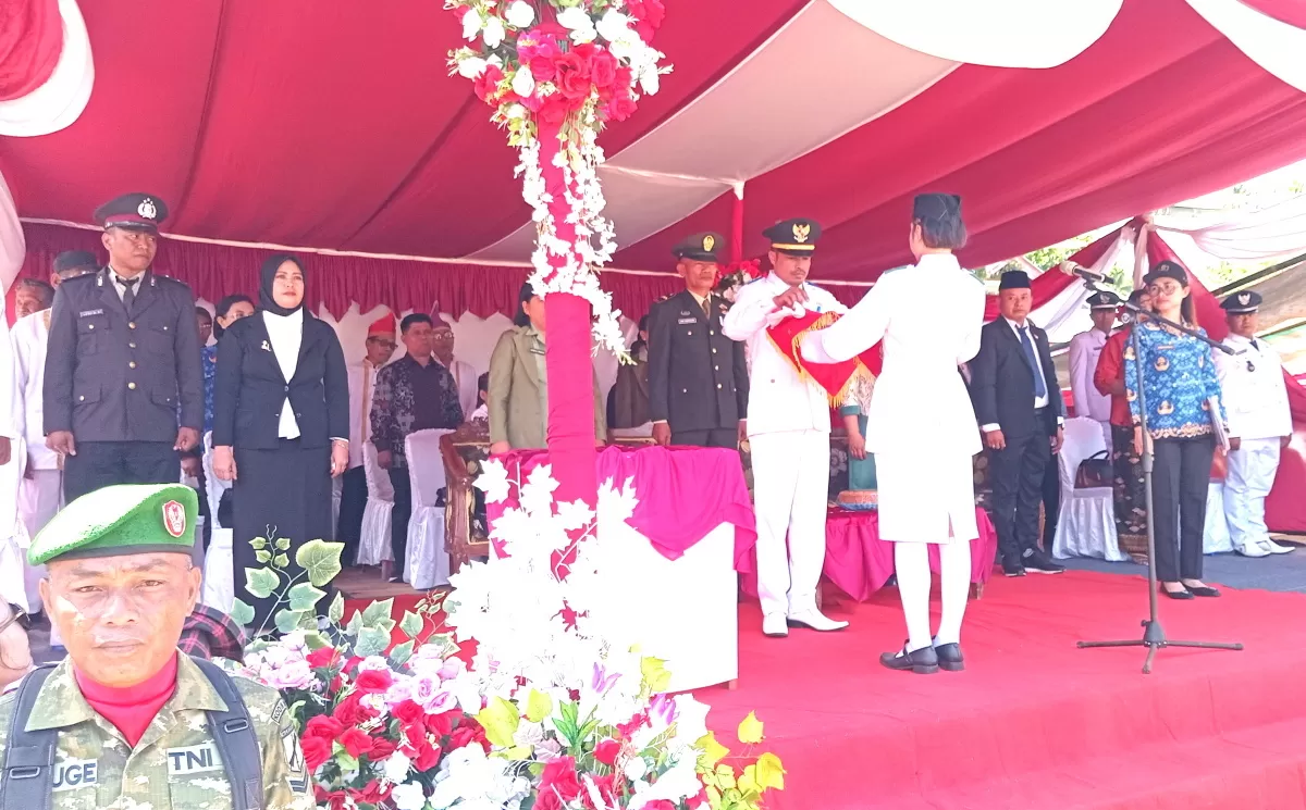 Camat Beo Selatan, Mance Dinding, SP menyerahkan bendera  (Nelson Sangadi)
