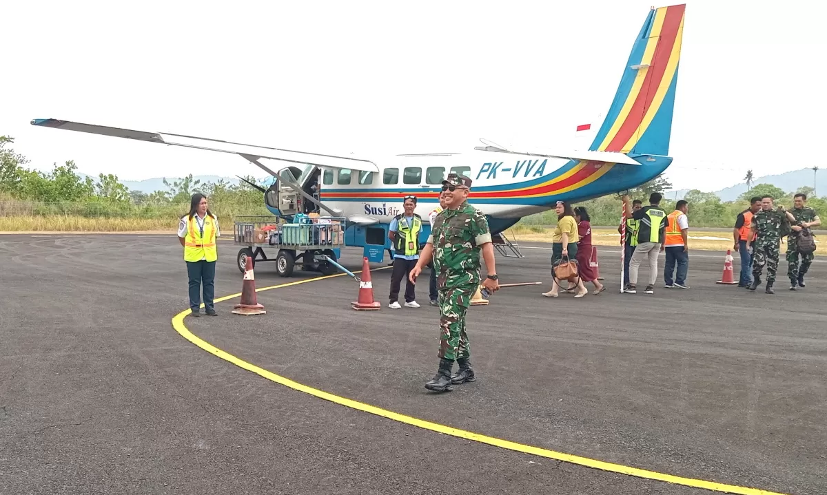 Pangdam XIII/Merdeka Mayjen TNI Mirza Agus, S.I.P., beserta rombongan tiba di Kabupaten Kepulauan Talaud dalam rangka melaksanakan kunjungan kerja di wilayah Kodim 1312/Talaud, beserta rombongan tiba di Bandar Udara Melonguane, Kelurahan Melonguane, Kecamatan Melonguane, Kabupaten Kepulauan Talaud,  (Nelson Sangadi)