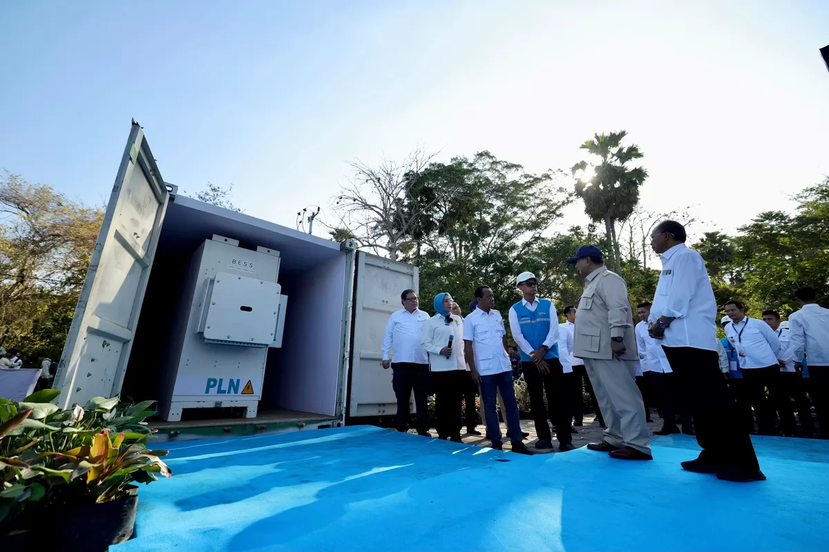 Presiden Republik Indonesia, Prabowo Subianto (kedua dari kanan) didampingi Menteri ESDM, Bahlil Lahadalia (ketiga dari kiri), Menteri Koordinator Bidang Perekonomian, Airlangga Hartarto (kiri), Menteri Investasi dan Hilirisasi/Kepala BKPM, Rosan Perkasa Roeslani (belakang kiri), Gubernur Bali