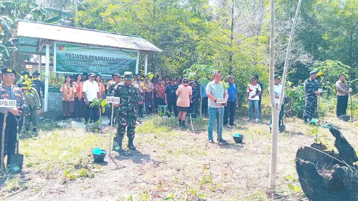 Komandan Kodim (Dandim) 1312/Talaud Letkol Arh Yanuar Yudistira, S.T. bersama Forkopimda, mewakili Bupati  Sekda Talaud, Dr. Yohanis B.K. Kamagi, AP. M. Si dan siswa SMK Negeri 1 Melonguane (Nelson Sangadi)