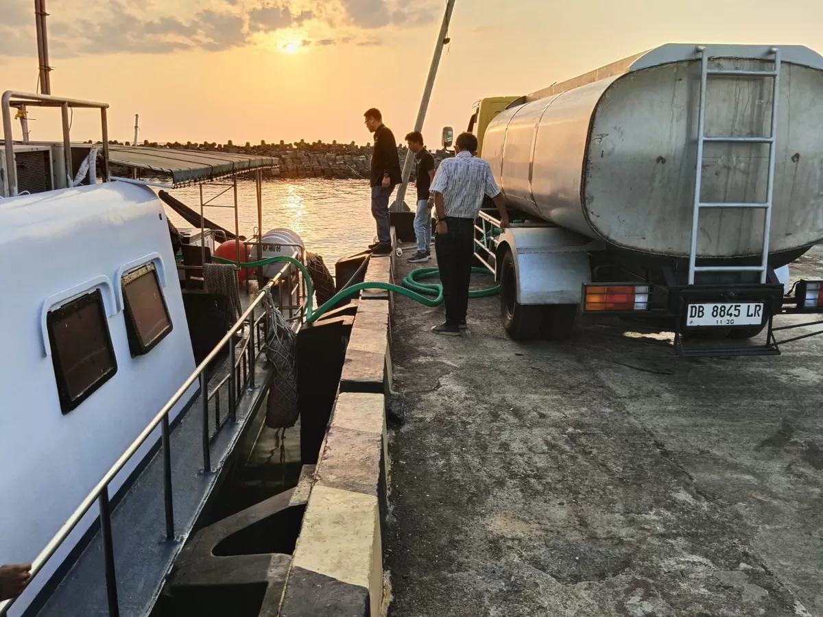 Armada kapal Kementerian Kelautan dan Perikanan (KKP) saat dikerahkan untuk mendistribusikan pasokan air bersih menuju Pulau Manado Tua, Senin (31/8/2026). (Istimewa/Dok. Pemprov Sulut)