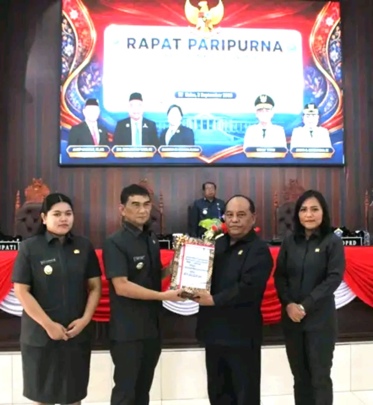 Bupati Kepulauan Talaud, Welly Titah, hadir secara langsung dalam Rapat Paripurna Dewan Perwakilan Rakyat Daerah yang dipimpin oleh Ketua DPRD Drs. Engelbertus Tatibi, M.E., serta dihadiri oleh Wakil Bupati, Forkopimda, Sekretaris Daerah, dan seluruh anggota dewan. (Nelson Sangadi)