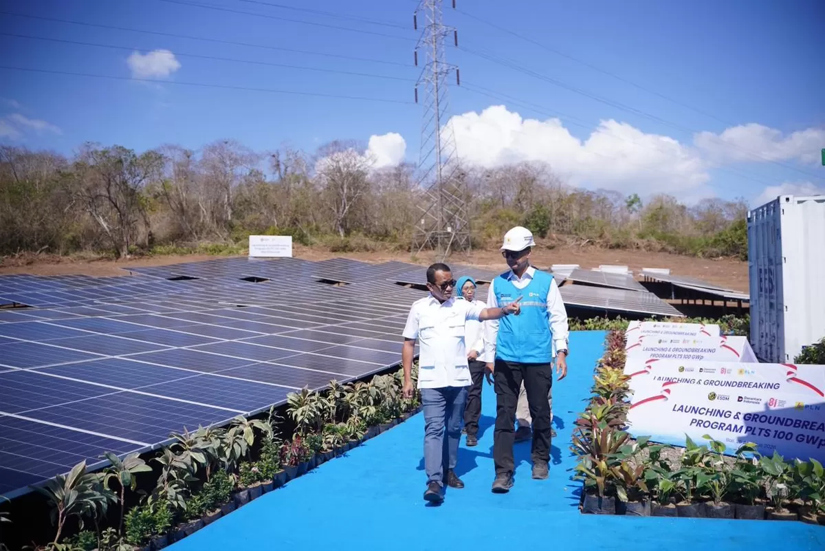 Menteri Energi dan Sumber Daya Mineral (ESDM), Bahlil Lahadalia (kiri) didampingi Direktur Jenderal Energi Baru, Terbarukan, dan Konservasi Energi (EBTKE), Eniya Listiani Dewi (belakang kiri), dan Direktur Utama PLN, Darmawan Prasodjo (kanan) saat meninjau lokasi pengembangan PLTS Gilimanuk