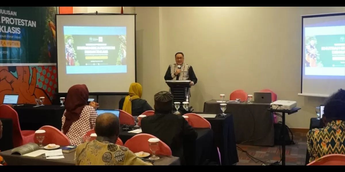Pdt. Johan Kristiantara, perwakilan Persekutuan Gereja-Gereja di Indonesia (PGI) sekaligus anggota Advisory Council IRI Indonesia, saat memberikan sambutan dan membuka Workshop Penulisan Khotbah Gereja Protestan &ldquo;Mimbar Suci, Suara Hutan&rdquo; di Kota Sorong, Papua Barat Daya, Kamis (3/9/2026).  (Dok. IRI Indonesia)